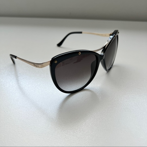 FERRAGAMO Ladies Black and Gold Sunglasses 🕶 - Picture 4 of 7